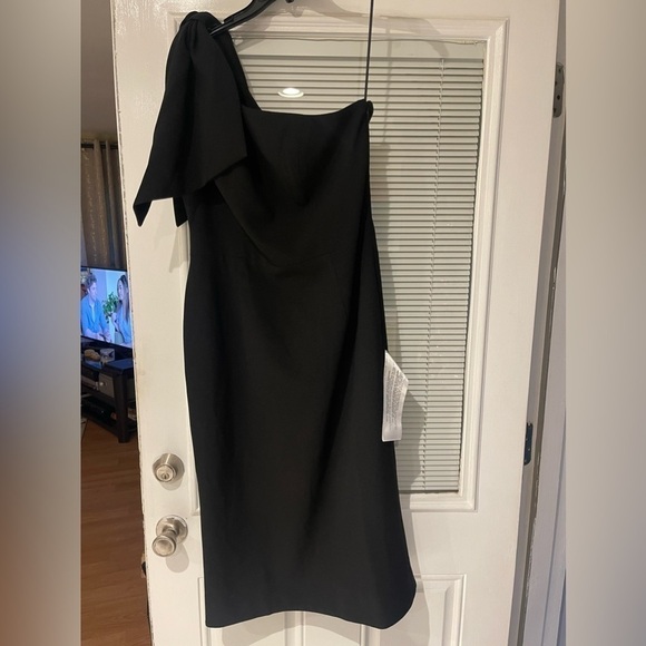 Tiffany One-Shoulder Midi Dress
DRESS THE POPULATION - Picture 4 of 7